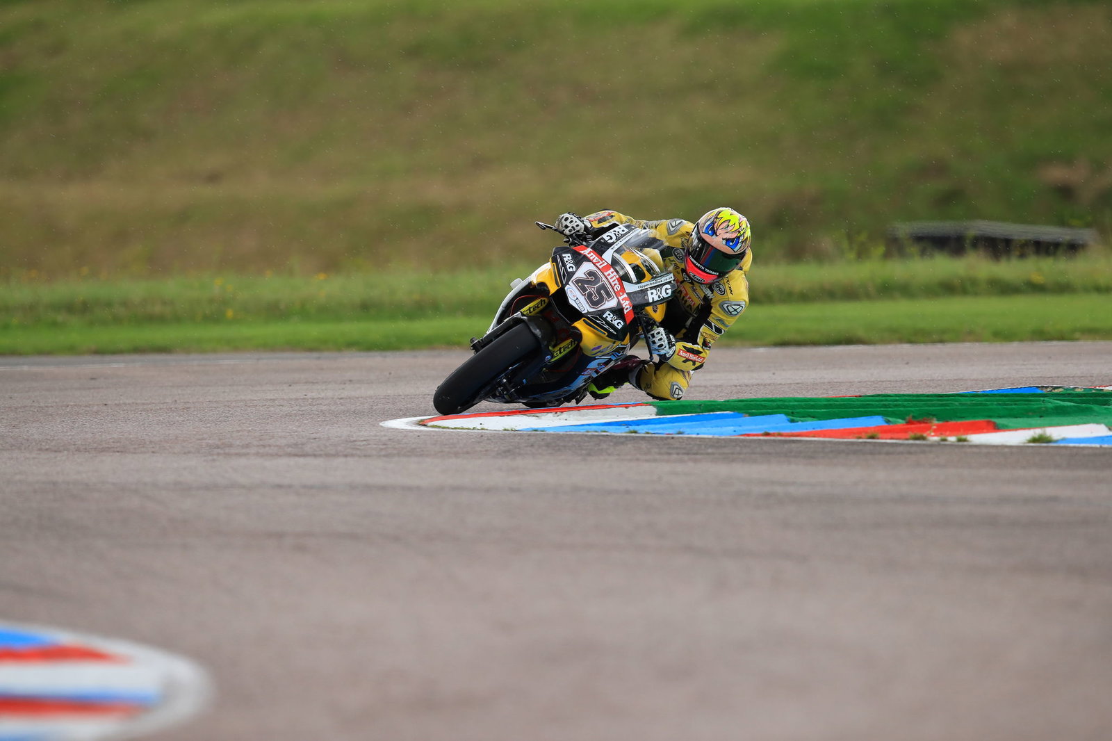 Mark Fincham dies in National Superstock 1000 race